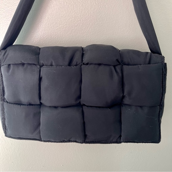 Puffed Weave Shoulder Bag - Picture 4 of 6